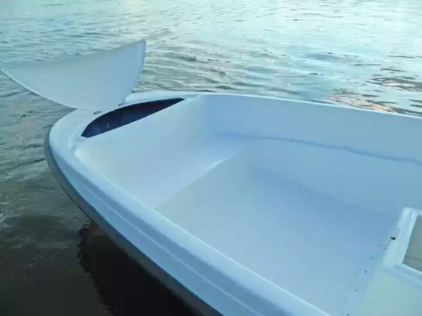 Стеклопластиковая лодка Пингвин с консолью (тримаран) в Воронеже