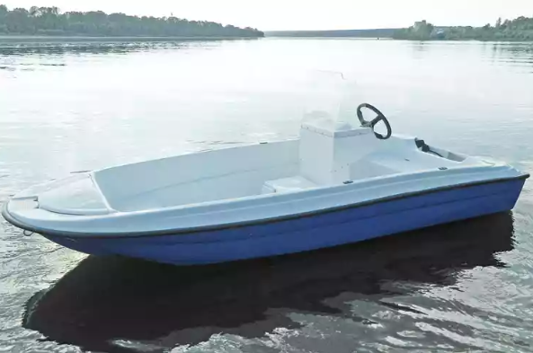 Стеклопластиковая лодка Пингвин с консолью (тримаран) в Воронеже