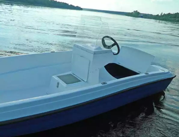 Стеклопластиковая лодка Пингвин с консолью (тримаран) в Воронеже