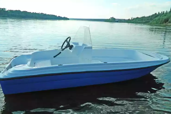 Стеклопластиковая лодка Пингвин с консолью (тримаран) в Воронеже