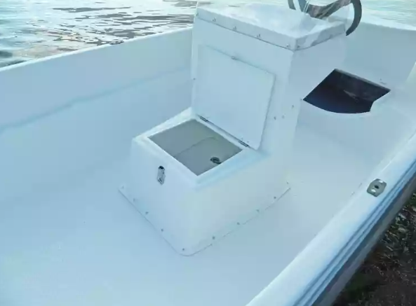 Стеклопластиковая лодка Пингвин с консолью (тримаран) в Воронеже