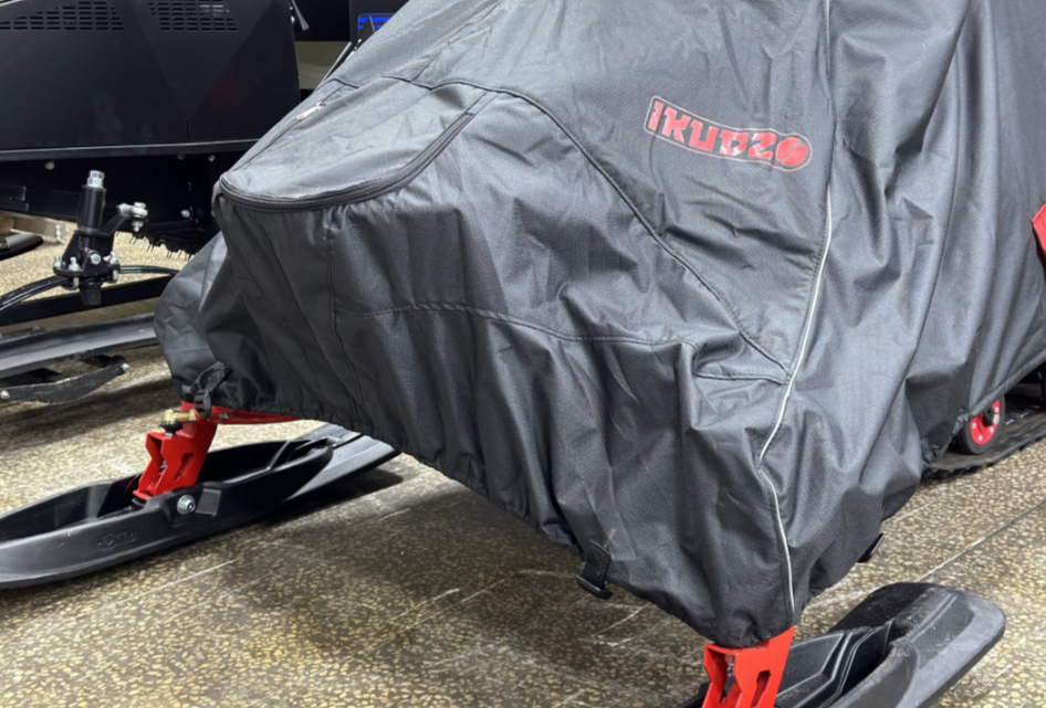 Чехол транспорт. снегохода IKUDZO HUNTER черно-красный Оксфорд ПРЕМИУМ качества с лого IKUDZO в Воронеже
